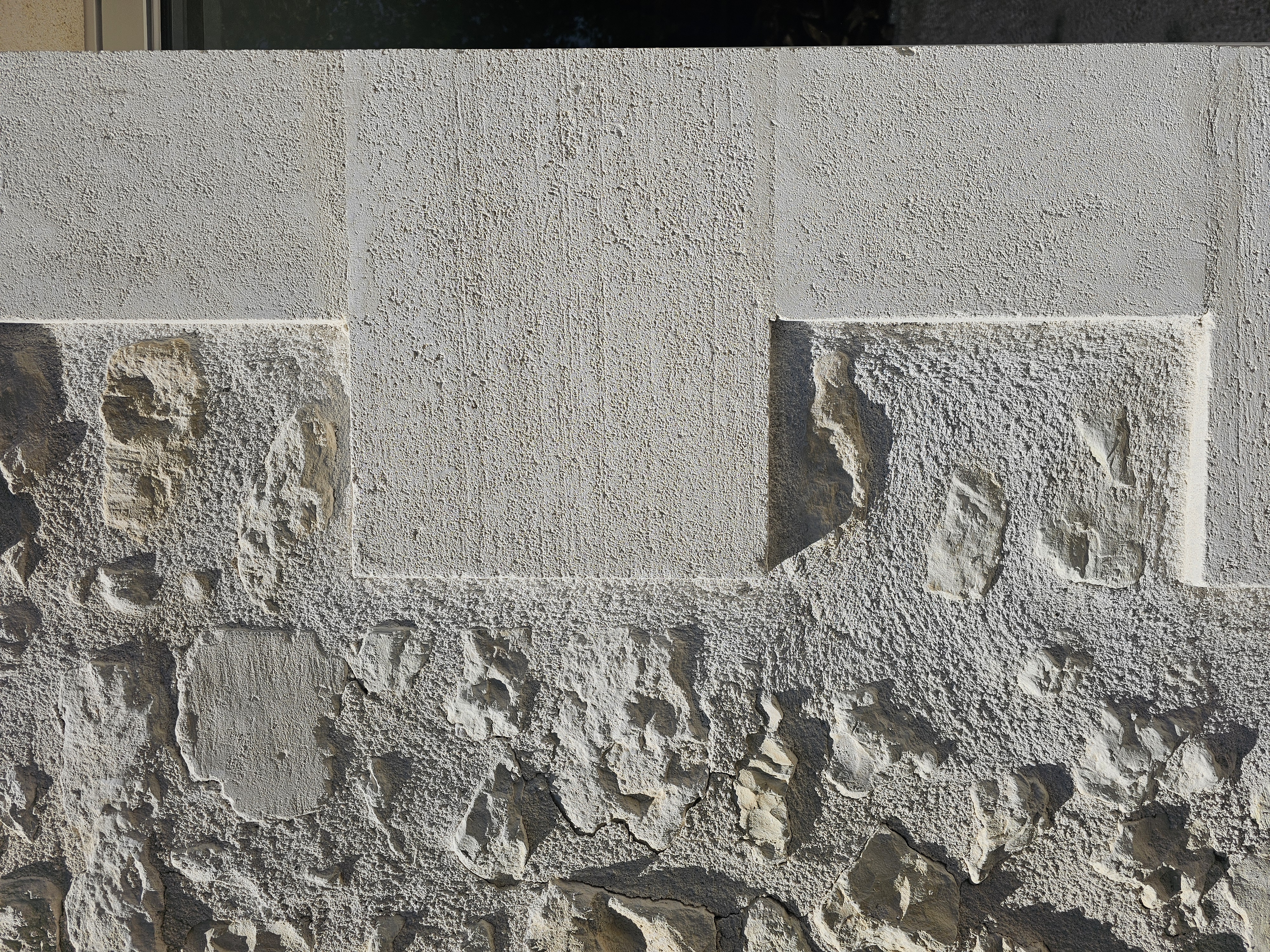 ouverture dans un mur en moellons