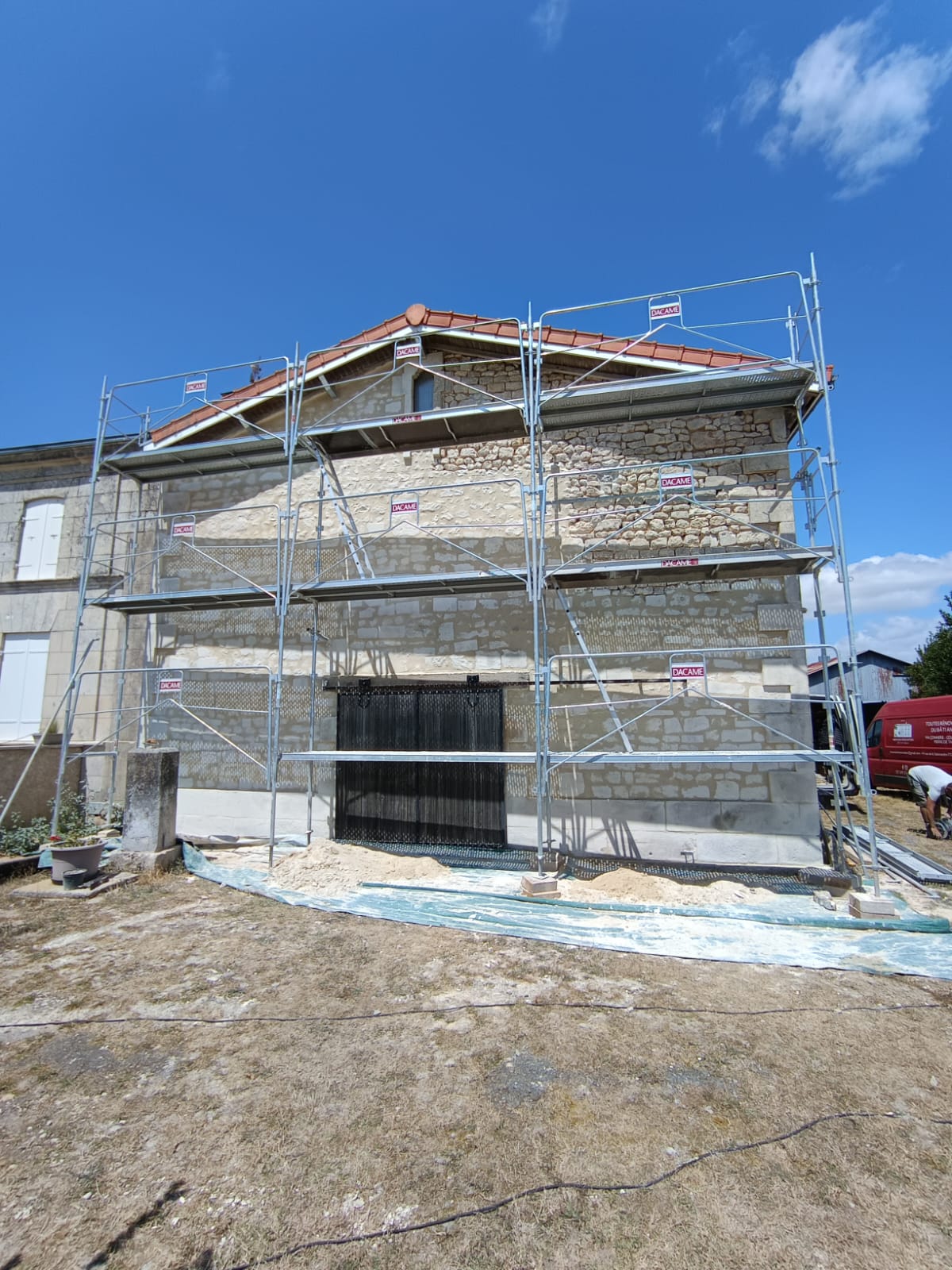 Dépose des joints et nettoyage des moellons sur façade ancienne