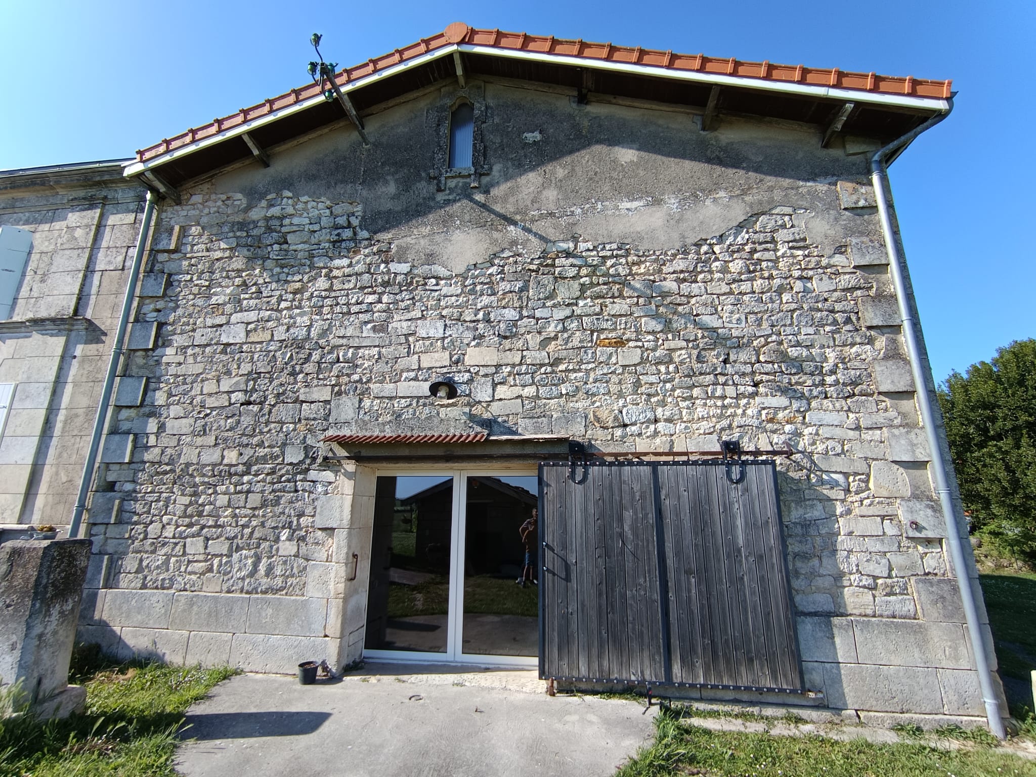 Mur extérieur en pierres de moellon avant nettoyage et rejointoiement